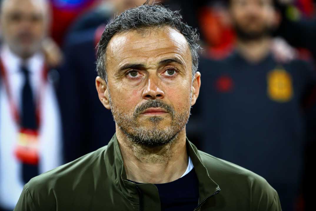 Luis Enrique arropado por sus amigos tras la muerte de su hija