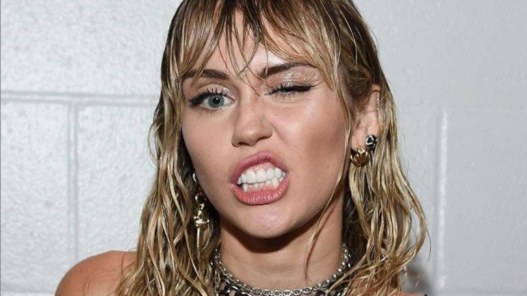Miley Cyrus reaparece en los MTV VMAs 2019 con nuevo tatuaje