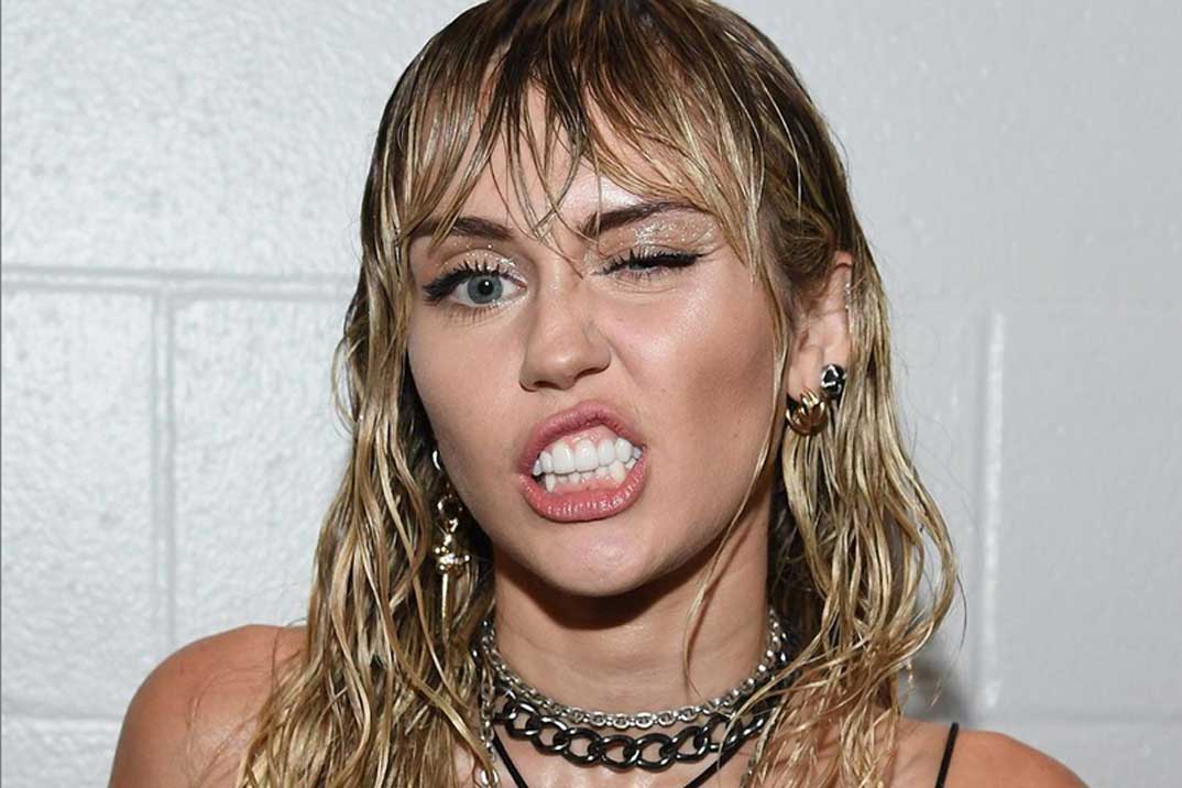 Miley Cyrus reaparece en los MTV VMAs 2019 con nuevo tatuaje