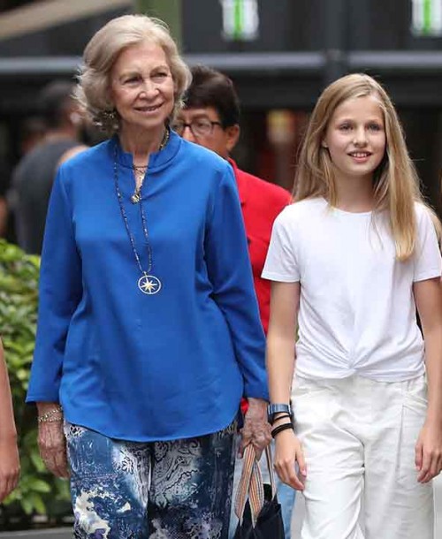 La reina Letizia con sus hijas y doña Sofía disfrutan de una tarde de cine en Mallorca