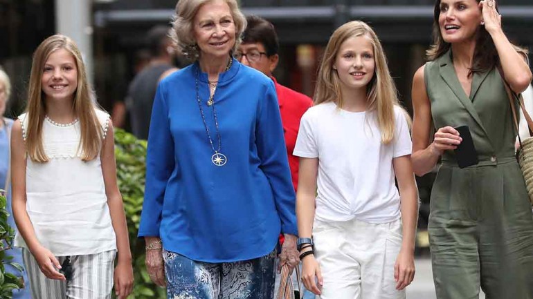 La reina Letizia con sus hijas y doña Sofía disfrutan de una tarde de cine en Mallorca