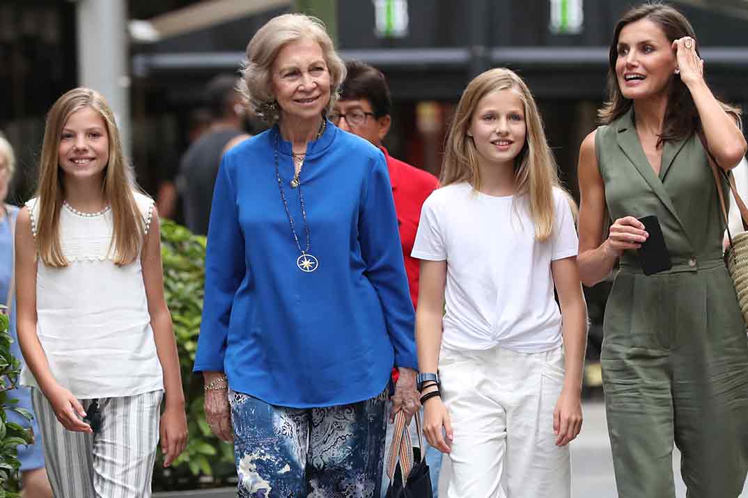 La reina Letizia con sus hijas y doña Sofía disfrutan de una tarde de cine en Mallorca