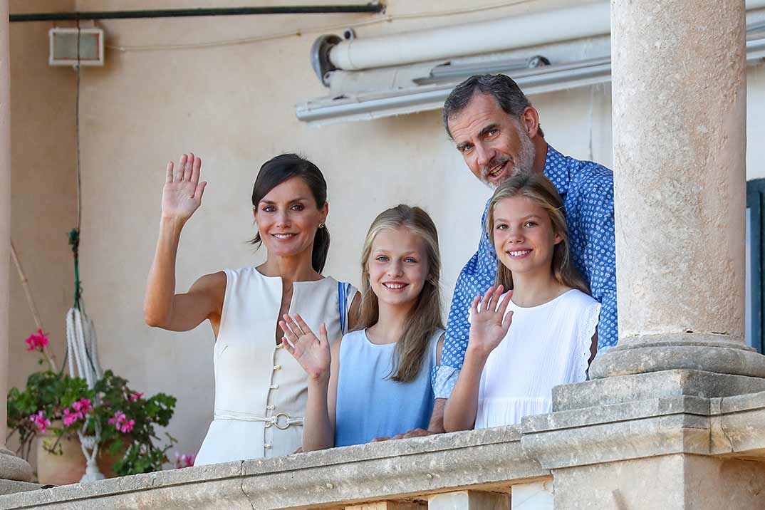 Reyes Felipe y Letizia con sus hijas Leonor y Sofía