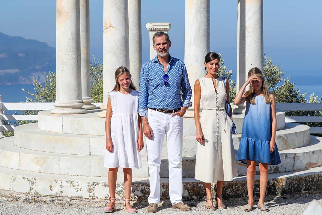 Reyes Felipe y Letizia con sus hijas Leonor y Sofía