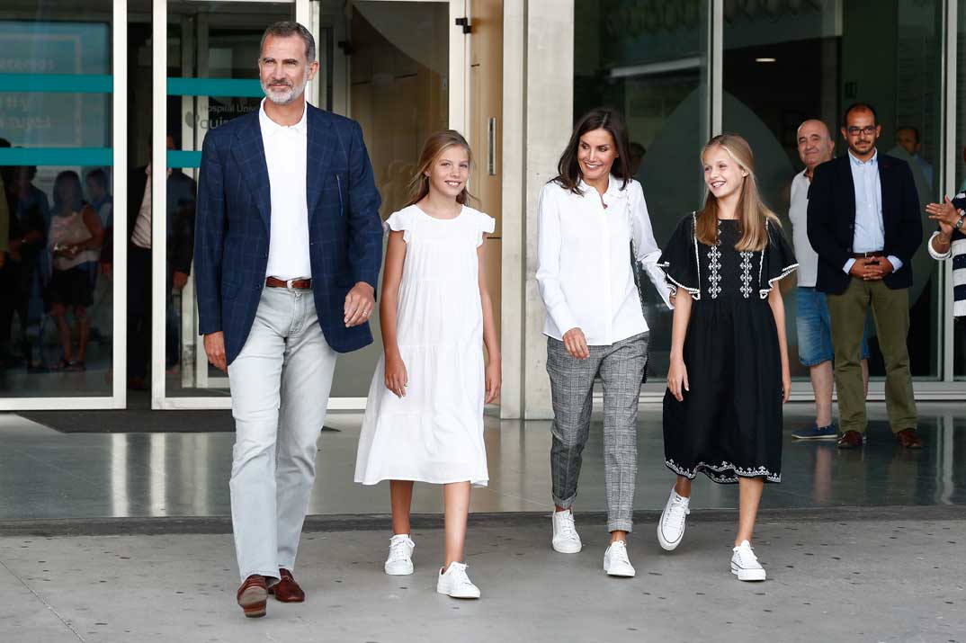 Reyes Felipe y Letizia con sus hijas, la princesa Leonor y la infanta Sofía