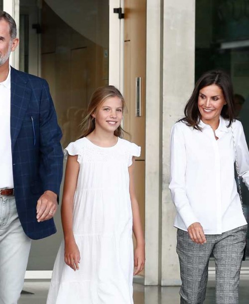 Los Reyes y sus hijas visitan a don Juan Carlos