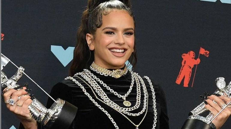 Rosalía hace historia en los VMAs