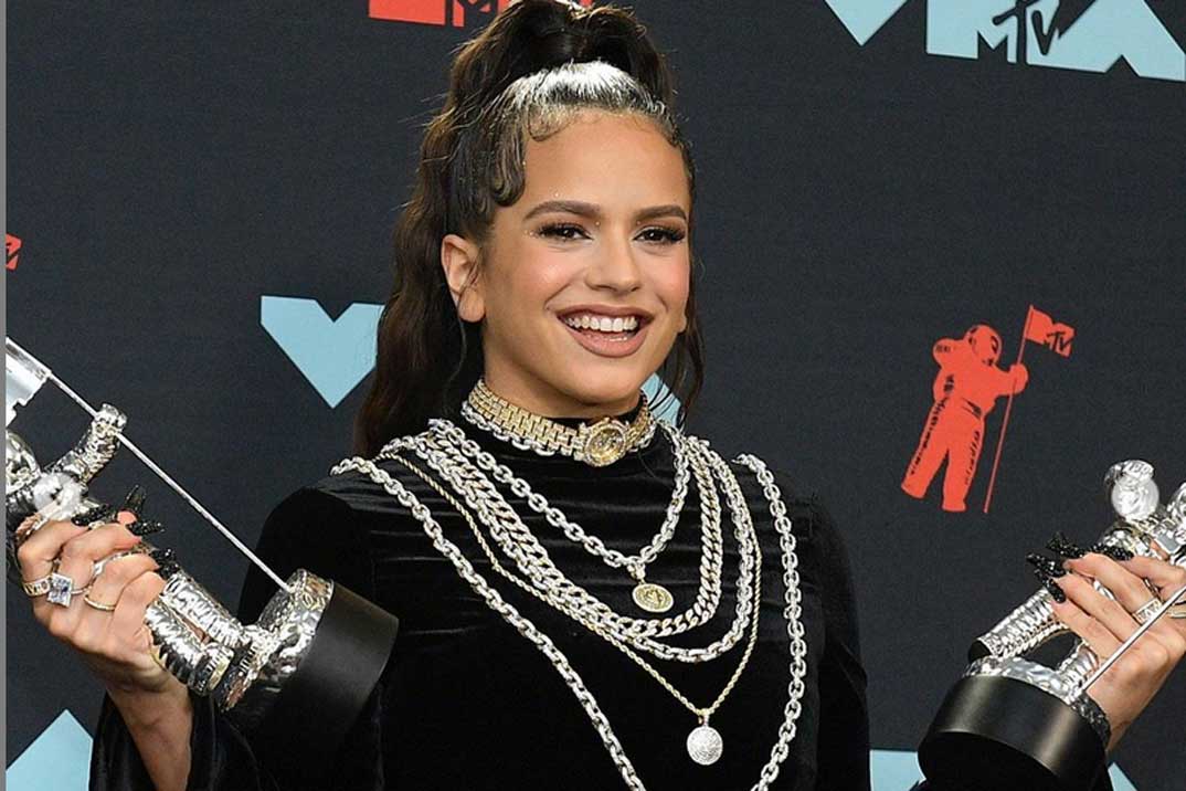 Rosalía hace historia en los VMAs