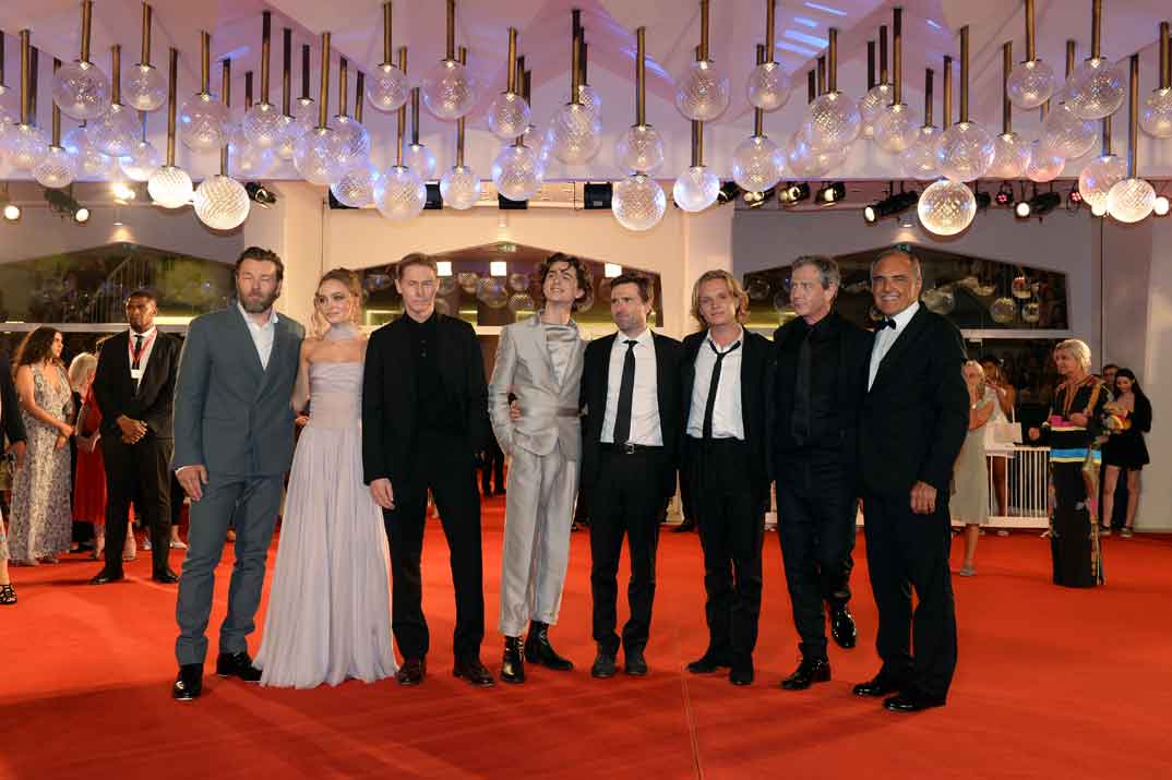 Timothée Chalamet y Lily-Rose Depp con sus compañeros de The King © La Biennale di Venezia - foto ASAC 