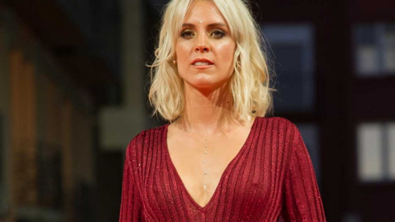 Maggie Civantos, espectacular sobre la alfombra naranja del FesTVal
