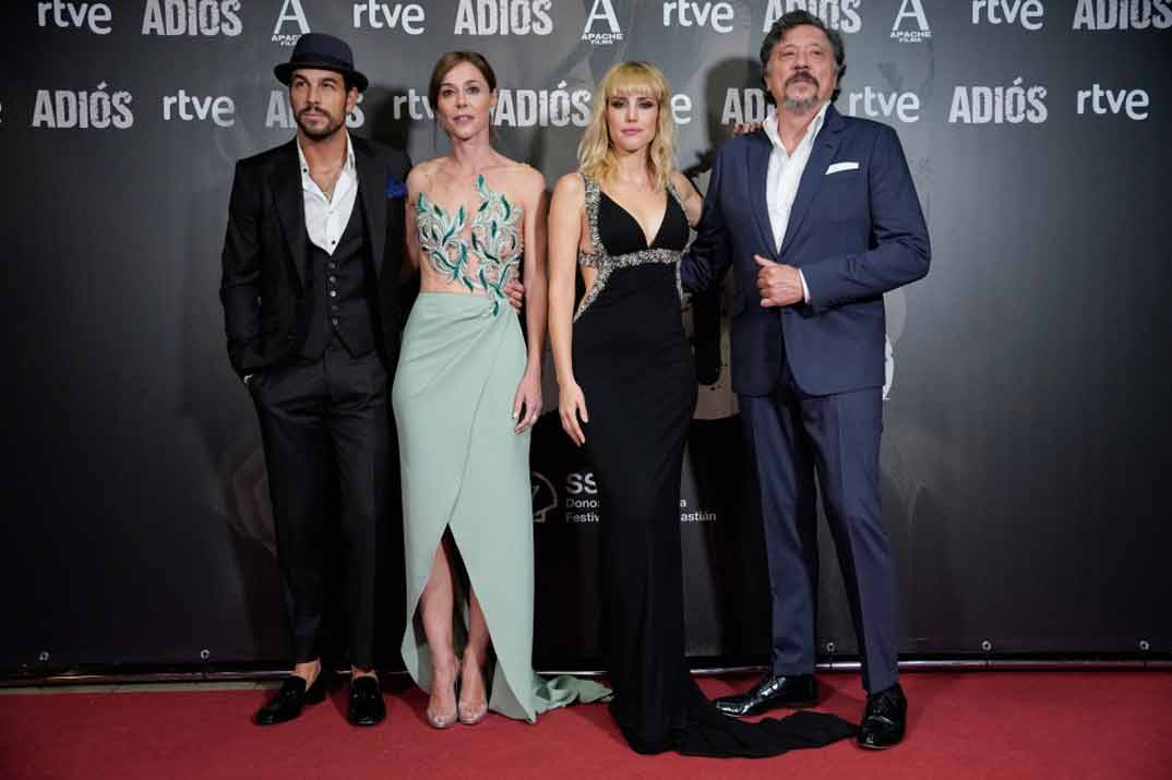 Mario Casas, Natalia de Molina, Ruth Díaz y Carlos Bardem - Adiós © Festival de Cine de San Sebastián