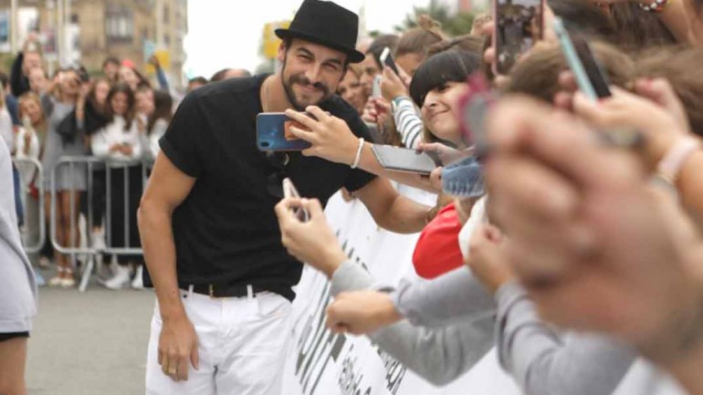 Mario Casas desata la locura en San Sebastián