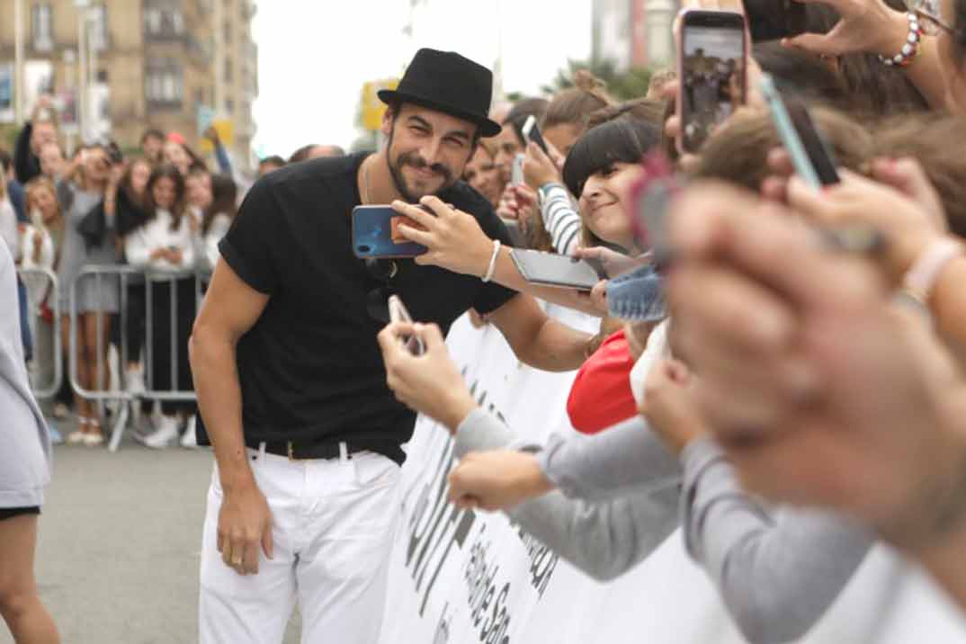 Mario Casas desata la locura en San Sebastián