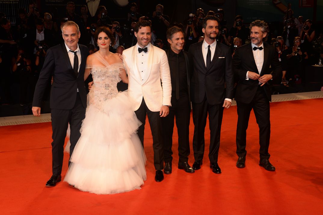 Penélope Cruz con el director Olivier Assayas y sus compañeros Gael García Bernal, Édgar Ramírez, Wagner Moura y Leonardo Sbaraglia © La Biennale di Venezia - foto ASAC 