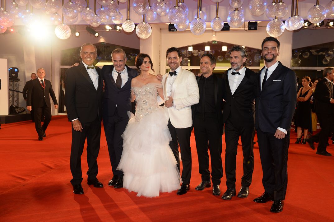 Penélope Cruz con el director Olivier Assayas y sus compañeros Gael García Bernal, Édgar Ramírez, Wagner Moura y Leonardo Sbaraglia © La Biennale di Venezia - foto ASAC 