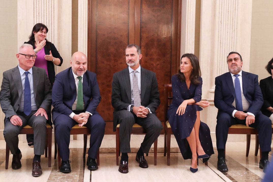 Los reyes Felipe y Letizia junto a la delegación del Comité Español de Representantes de Personas con Discapacidad (CERMI) © Casa de S.M. el Rey