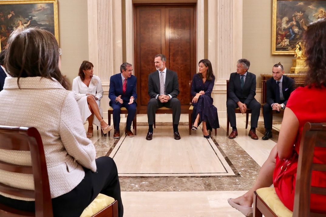 Los reyes Felipe y Letizia con la Junta Directiva de la Academia de las Ciencias y las Artes de Televisión © Casa S.M. El Rey