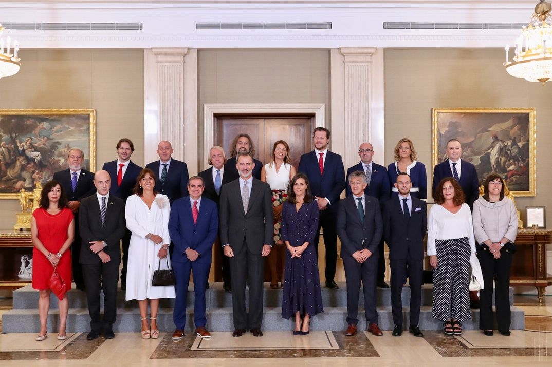 Los reyes Felipe y Letizia con la Junta Directiva de la Academia de las Ciencias y las Artes de Televisión © Casa S.M. El Rey