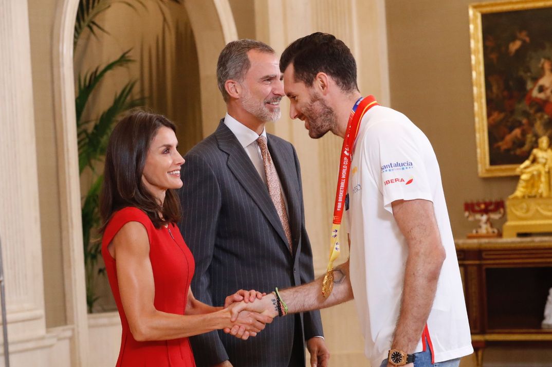 Los Reyes junto al equipo de la Selección Nacional de Baloncesto, Campeona del Mundial FIBA 2019 © Casa S.M. El Rey