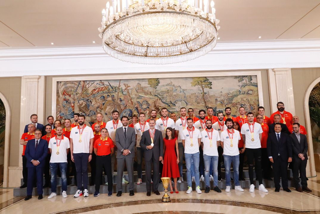 Los Reyes junto al equipo de la Selección Nacional de Baloncesto, Campeona del Mundial FIBA 2019 © Casa S.M. El Rey