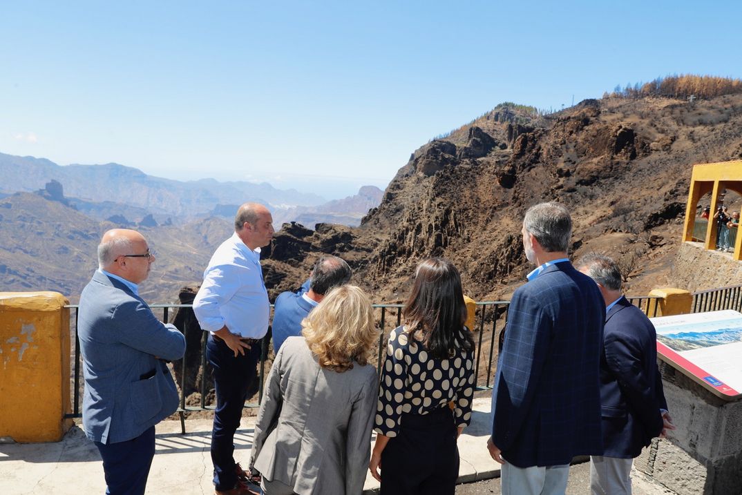 Reyes Felipe y Letizia - Visita a las zonas afectadas por los incendios en Gran Canaria © Casa S.M. El Rey