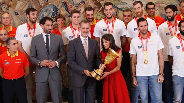 Los Reyes felicitan a la Selección de Baloncesto