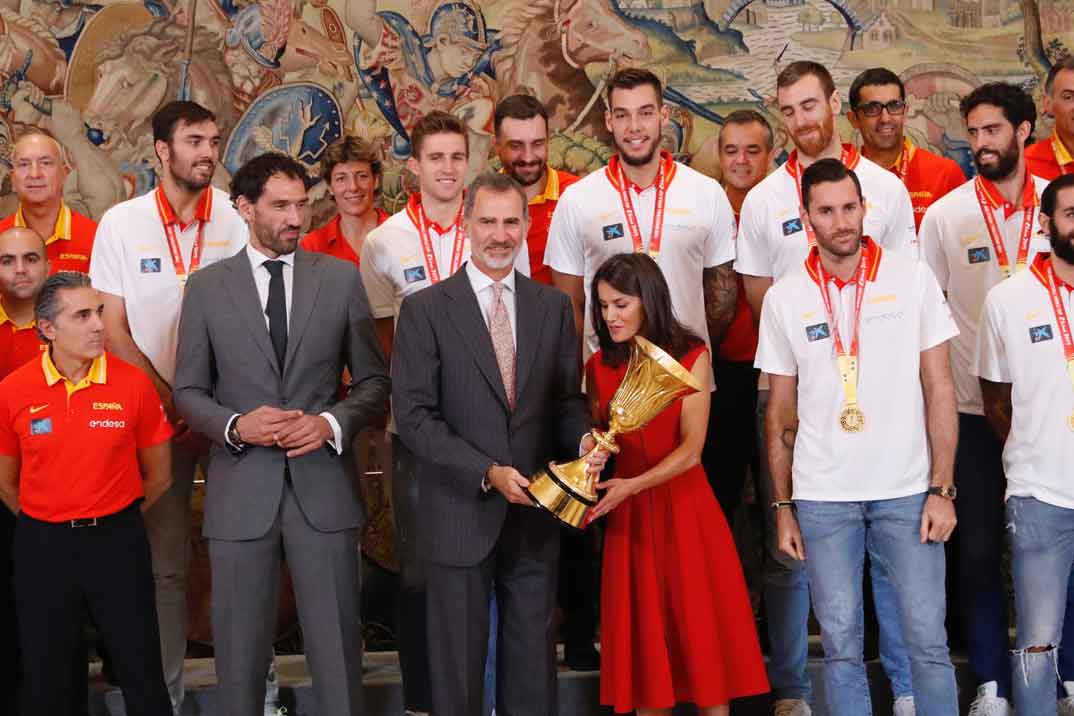 Los Reyes junto al equipo de la Selección Nacional de Baloncesto, Campeona del Mundial FIBA 2019 © Casa S.M. El Rey