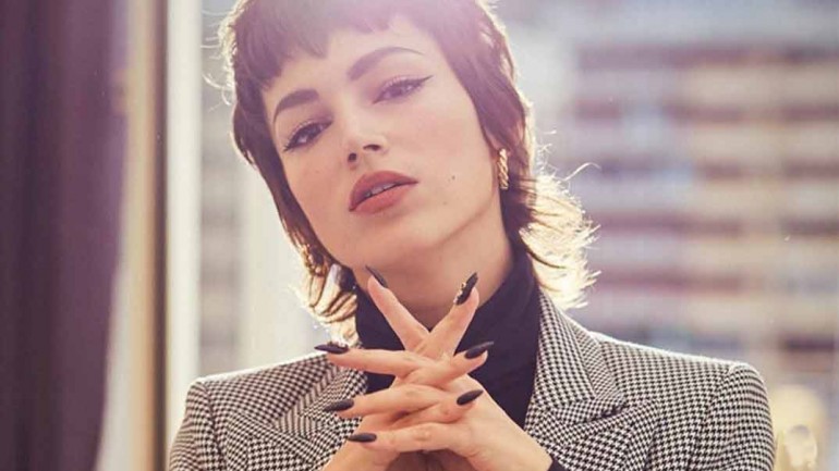 Úrsula Corberó apuesta por el traje «oversize»