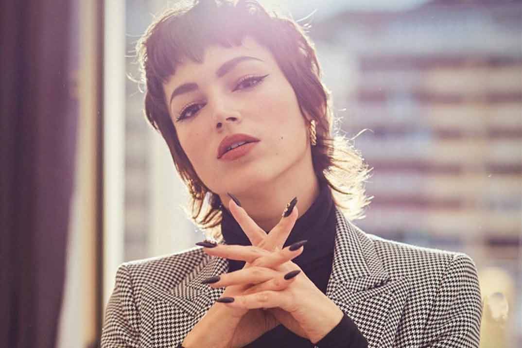 Úrsula Corberó apuesta por el traje «oversize»