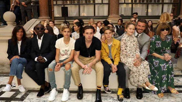 Victoria Beckham, arropada por su familia, en la presentación de su nueva colección
