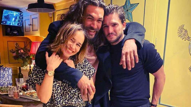 Emilia Clarke se reencuentra con sus dos «amores» por su cumpleaños