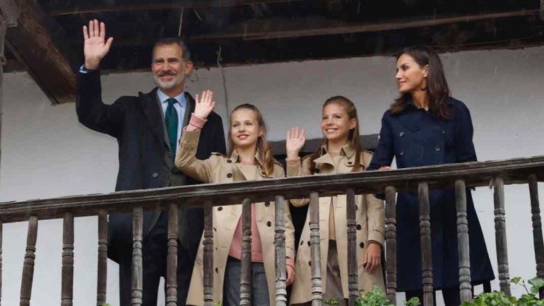 Así ha sido la visita de los Reyes y sus hijas a Asiegu, Premio Pueblo Ejemplar de Asturias