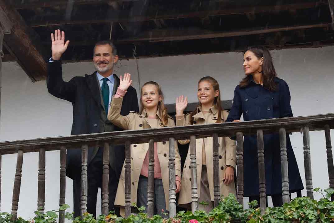 Así ha sido la visita de los Reyes y sus hijas a Asiegu, Premio Pueblo Ejemplar de Asturias