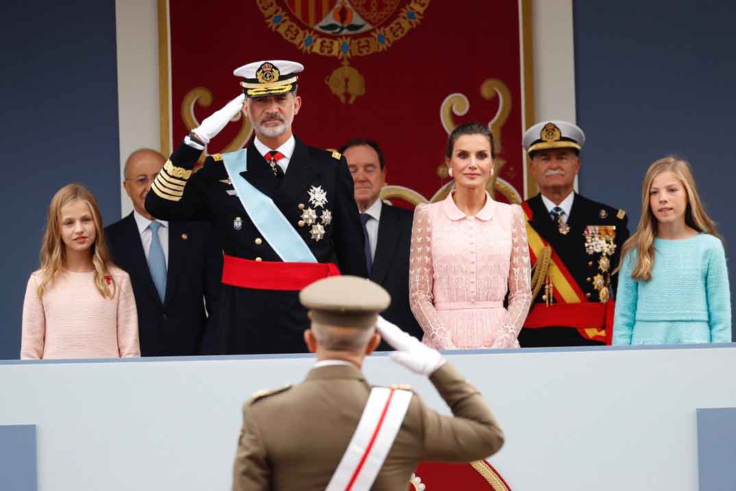 Reyes Felipe y Letizia con la Princesa Leonor y la infanta Sofía - Día de la Fiesta Nacional © Casa S.M. El Rey
