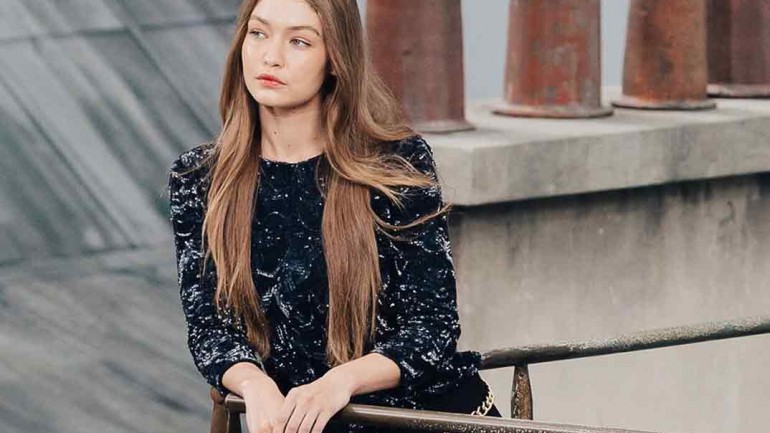 Gigi Hadid echa a una espontánea del desfile de Chanel