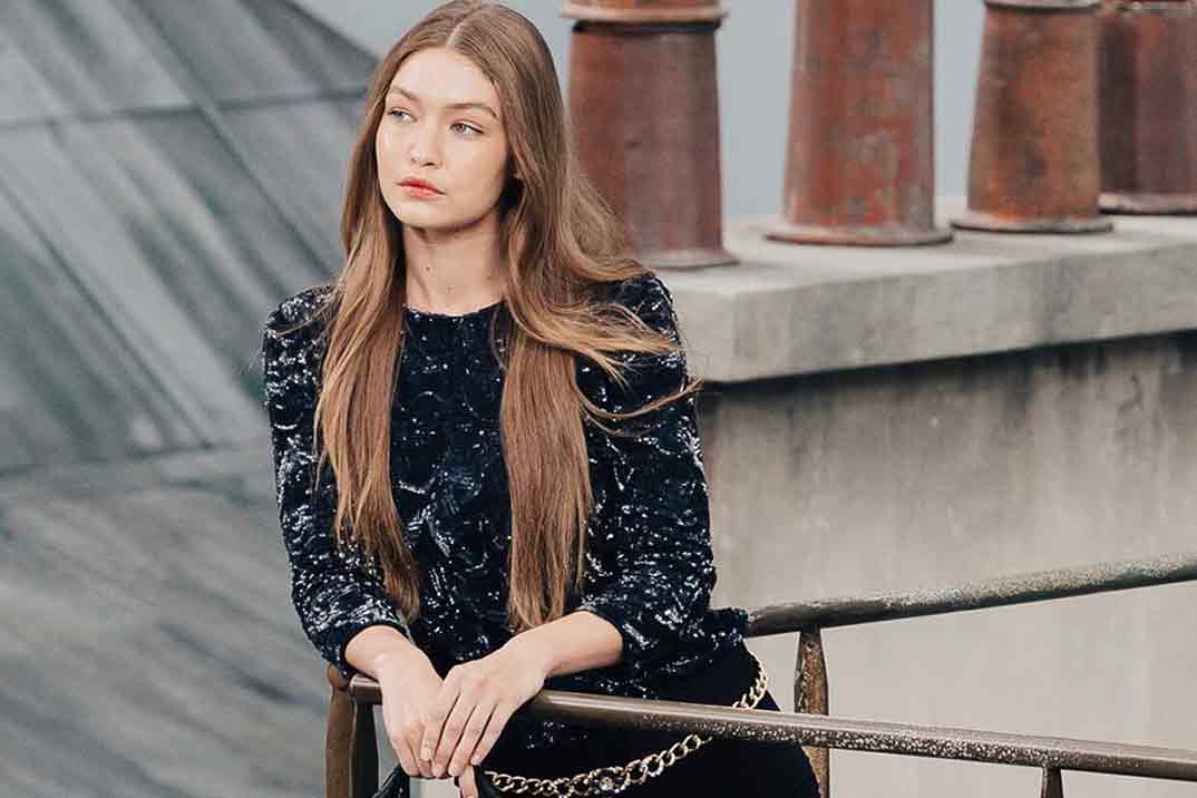 Gigi Hadid echa a una espontánea del desfile de Chanel