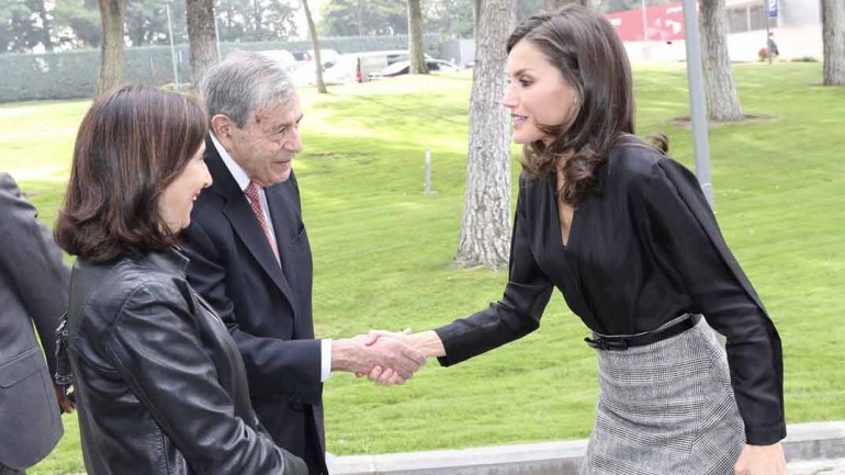 La reina Letizia recupera su falda midi con cuadros Príncipe de Gales
