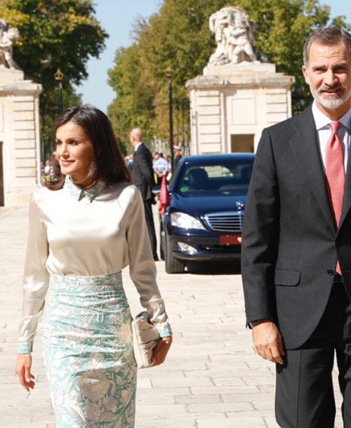 La nueva falda de mantón de manila de la reina Letizia