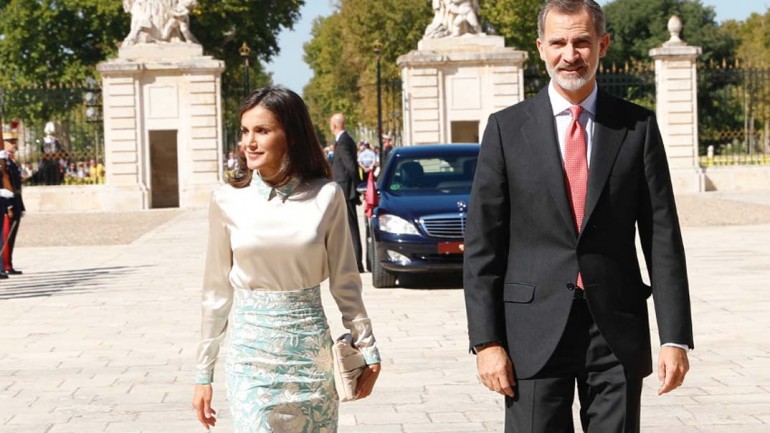 La nueva falda de mantón de manila de la reina Letizia