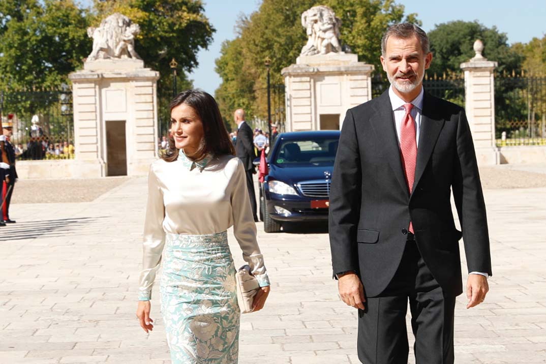 La nueva falda de mantón de manila de la reina Letizia