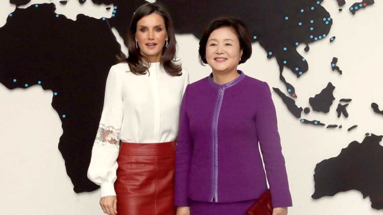 La reina Letizia apuesta por el cuero para un perfecto look working girl