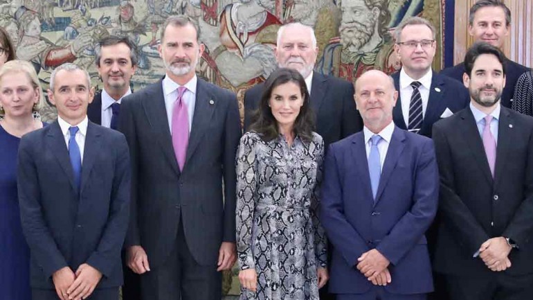 La reina Letizia recupera su vestido con print de serpiente