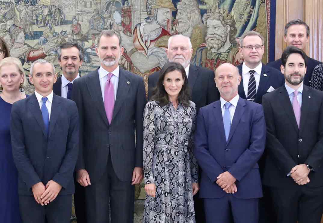 La reina Letizia recupera su vestido con print de serpiente