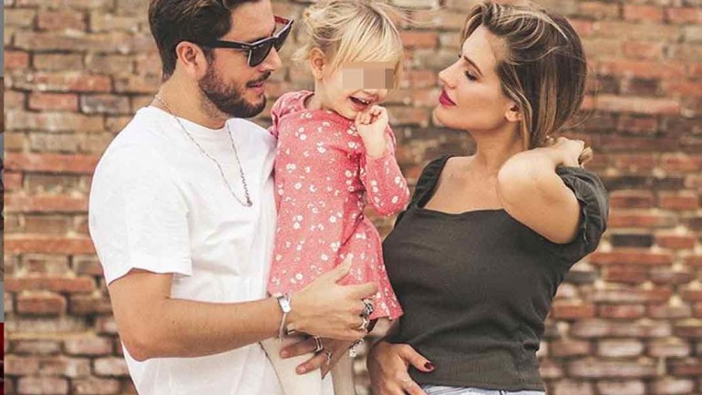 Manuel Carrasco y Almudena Navalón con la pequeña Chloe © Instagram