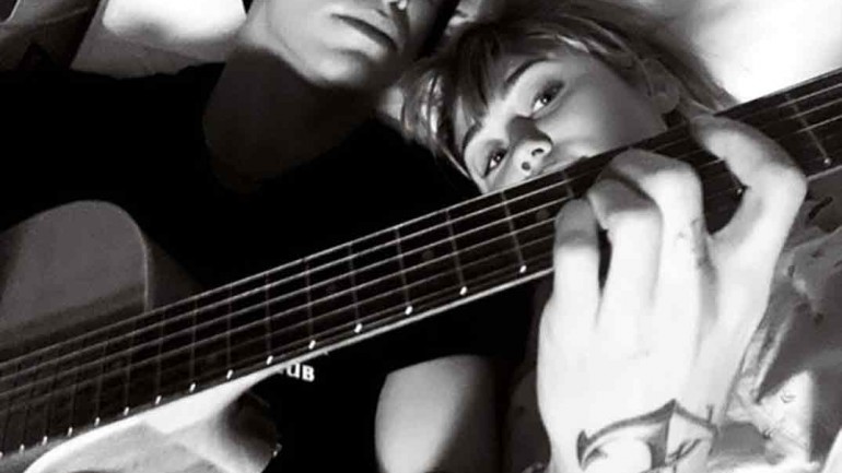 Miley Cyrus y Cody Simpson confirman su relación ¡en el hospital!