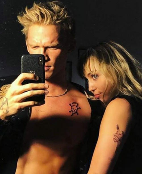 Miley Cyrus se hace un tatuaje con su nuevo chico, Cody Simpson