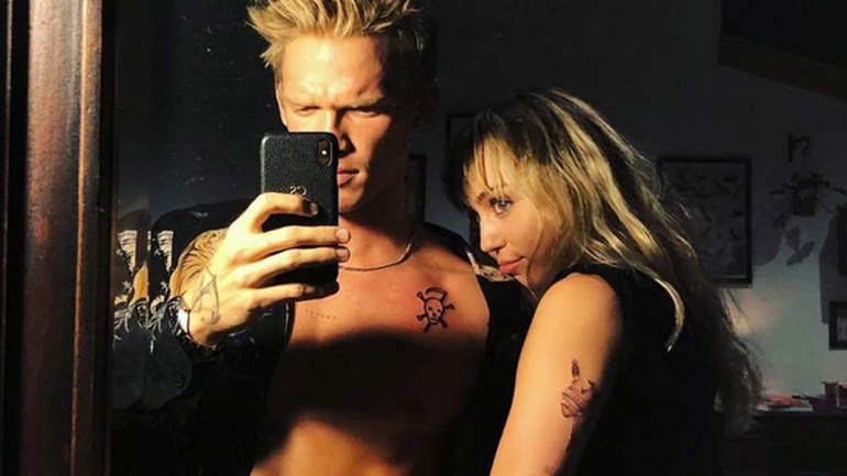 Miley Cyrus se hace un tatuaje con su nuevo chico, Cody Simpson