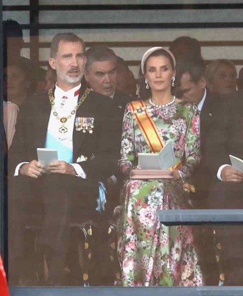 El sofisticado y elegante look de la reina Letizia en la entronización de Naruhito