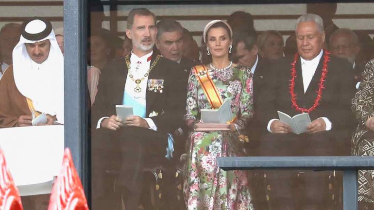 El sofisticado y elegante look de la reina Letizia en la entronización de Naruhito