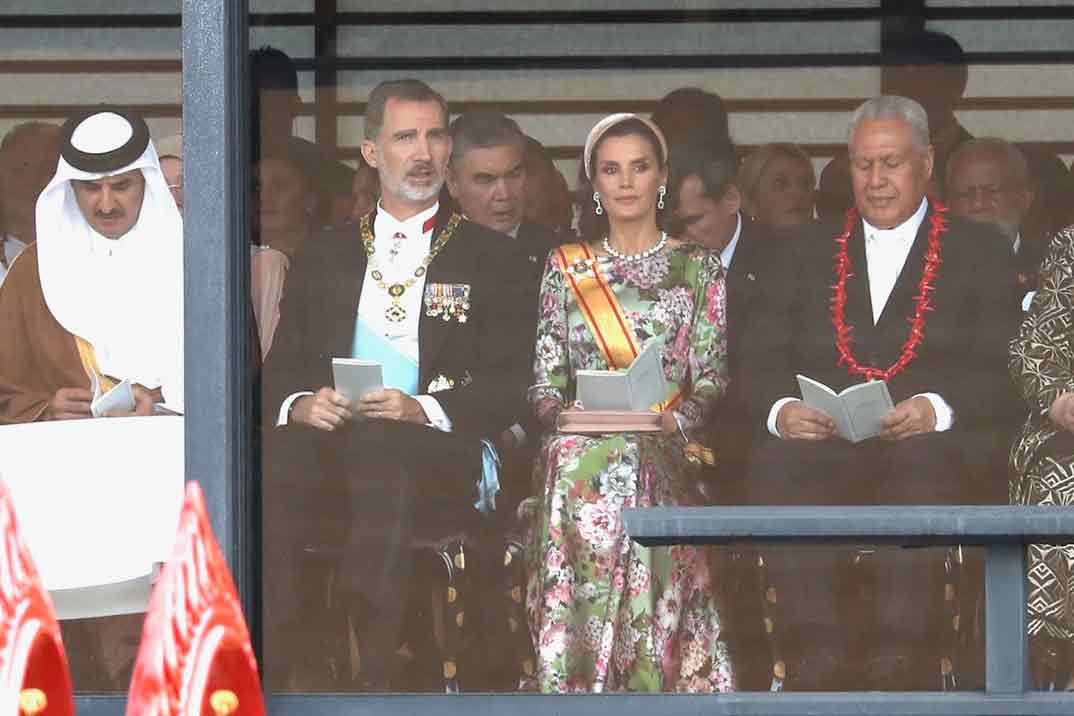 El sofisticado y elegante look de la reina Letizia en la entronización de Naruhito